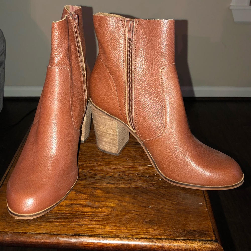 NWOT-Leather ankle boots